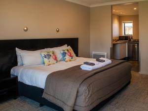 格雷默斯帕罗阿酒店的一间卧室配有一张大床和毛巾