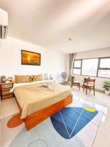 岘港Hồng Châu Hotel的一间卧室配有一张大床和蓝色地毯。