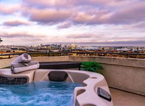 圣地亚哥Spacious Beautiful Home with Stunning Bay Views的建筑物屋顶上的热水浴池