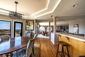 圣地亚哥Spacious Beautiful Home with Stunning Bay Views的厨房以及带大木桌的用餐室。