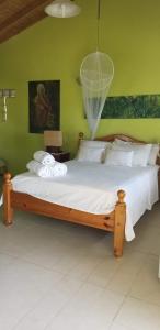 维约堡A Private Room in Paradise, Vieux Fort的一间卧室配有一张大床和蚊帐