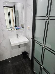 万象PND apartment 코너룸 한국식 콘도的一间带水槽和镜子的浴室