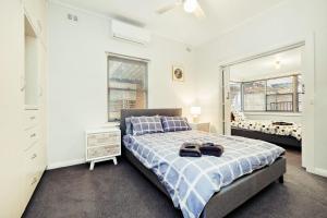 West Richmond6 BR House Near Adelaide Airport的一间卧室配有一张床和镜子