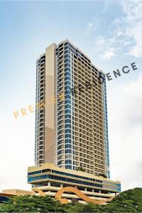 名古屋PREMIER RESIDENCES @Formosa Residence Nagoya的带有字门的大建筑的 ⁇ 染