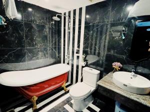 河内Le Grand Hanoi Hotel - The Sun的浴室配有白色卫生间和盥洗盆。