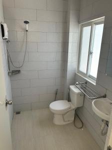 FerrolAnnabel's Resort的一间带卫生间和水槽的浴室