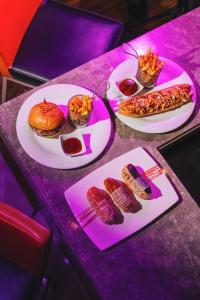 科伦坡科伦坡肉桂红酒店的一张紫色桌子,上面放着食物板