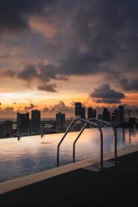 科伦坡科伦坡肉桂红酒店的从大楼欣赏日落美景