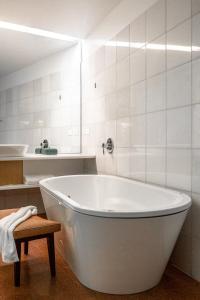 霍巴特Islington Hobart - Wellington Suite - Australia的浴室配有白色浴缸及水槽