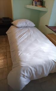 维尔雅尔姆Forest 104的一张白色的床,上面有枕头