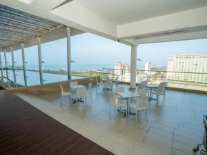 马六甲The Straits Melaka by Perfect Host的从带桌椅的建筑的顶层欣赏美景