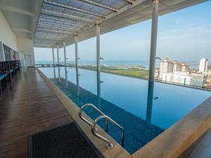马六甲The Straits Melaka by Perfect Host的享有城市景致的游泳池