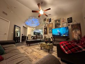 奥兰多Harry Potter Themed Luxury Apartment 3bd 2bth - Universal Studios的带沙发和吊扇的客厅