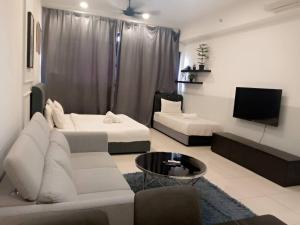 吉隆坡Chamber Laboni Suite kl的带沙发和电视的客厅