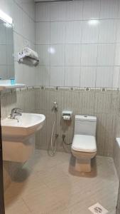 马斯喀特Al Murooj Hotel Apartments的一间带卫生间和水槽的浴室