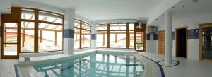 布拉托夫公寓及健康酒店内部或周边的泳池