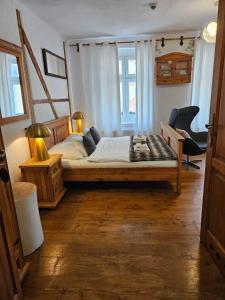 西维德尼察扎格洛巴宾馆的一间卧室配有一张大床和一张书桌