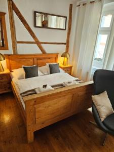 西维德尼察扎格洛巴宾馆的一间卧室配有一张大木床。