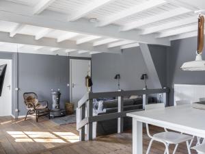 赫鲁特Luxuriously restored farmhouse with trendy interior close to sea and forest的客厅配有桌子和双层床。