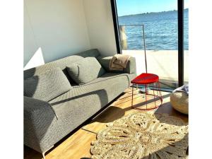 OffingawierModern houseboat in Offingawier with terrace的带沙发和红色凳子的客厅