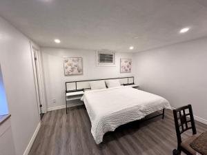 米西索加Riverwood Home的一间卧室配有一张带白色床单的大床
