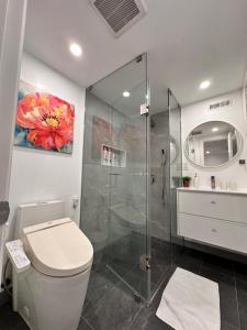 米西索加Riverwood Home的一间带卫生间和玻璃淋浴间的浴室