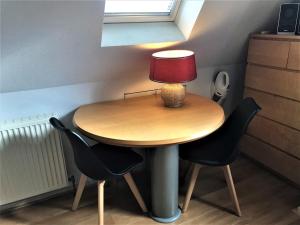 NoordwoldeHomely Apartment in Noordwolde with Balcony的桌椅和台灯