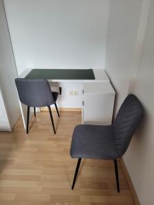 奥伯豪森Wohnung in Oberhausen: zentral & ruhig, eigener Eingang的一张桌子和一把椅子