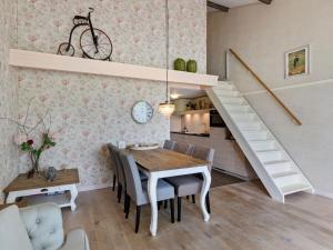 HorssenBeautiful holiday home in Horssen at the farm with a garden的一间带桌子和楼梯的用餐室