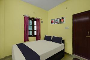 ChittoorSPOT ON SV Lakshmi Residency的一间卧室设有一张大床和窗户