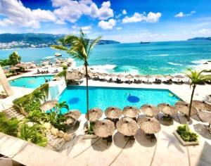 阿卡普尔科Hermosa Suite en Acapulco的享有海滩酒店或附近游泳池的景致。