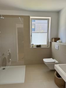 策勒Allerinsel - Appartement am Celler Yachthafen的一间带卫生间、水槽和窗户的浴室