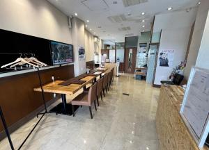 热海Hostel and Cafe izu-no-umi的一间带长桌和椅子的用餐室