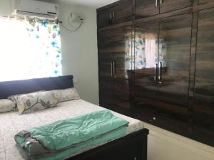 海得拉巴2 BHK Apartment at Gachibowli的一间卧室设有大型木制橱柜和一张床