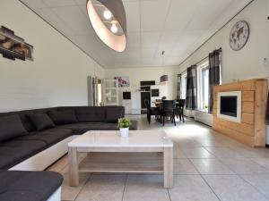 WalemLuxury house in South Limburg near forest的客厅配有沙发和桌子