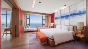 大理大理洱海天域英迪格酒店的一间带大床的卧室和一间客厅