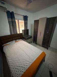 Tujering3 bedroom, free Wi-fi, Aircon & Hot water的一间带床的卧室,位于带窗户的房间内