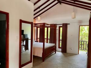 米瑞莎Bali Villa Mirissa的一间卧室配有一张床和镜子