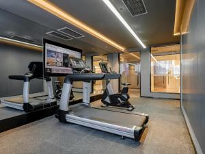 厦门厦门北站嘉庚体育馆亚朵酒店的健身房设有2台跑步机和1台平面电视