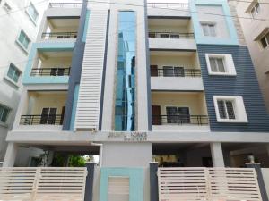 海得拉巴2 BHK Apartment at Gachibowli的公寓大楼拥有蓝色和白色装饰