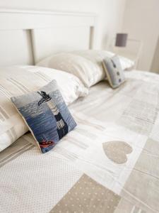 法尔科纳拉·玛里提马La casa di Lory的床上有2个枕头