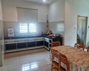 马六甲Siantan - Near Std Hang Jebat, Sg Udang & UITM Lendu的厨房配有桌椅和窗户。