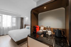 北京北京天安门逸扉酒店的酒店客房设有一张床和一个带柜台的梳妆台