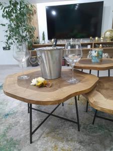克拉古耶瓦茨ALTRO apartman的一张桌子,上面有两杯酒杯和一桶