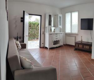 波吉La casa di Giada的带沙发和瓷砖地板的客厅