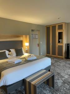 瑟堡Hotel Le Cercle的一间酒店客房,房间内设有两张床