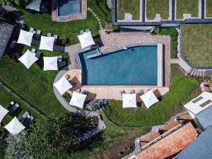 萨尔巴赫Familienresort Ellmauhof - das echte All Inclusive的享有带游泳池的庭院的顶部景致
