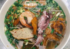 广宁Coto Plus Hotel & Restaurant的汤碗里放着肉和蔬菜
