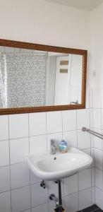 黑明根Apartment Hannover-Hemmingen的浴室设有白色水槽和镜子