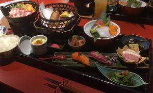 白马村Hakuba Hatago Maruhachi的托盘,托盘上放着不同种类的食物